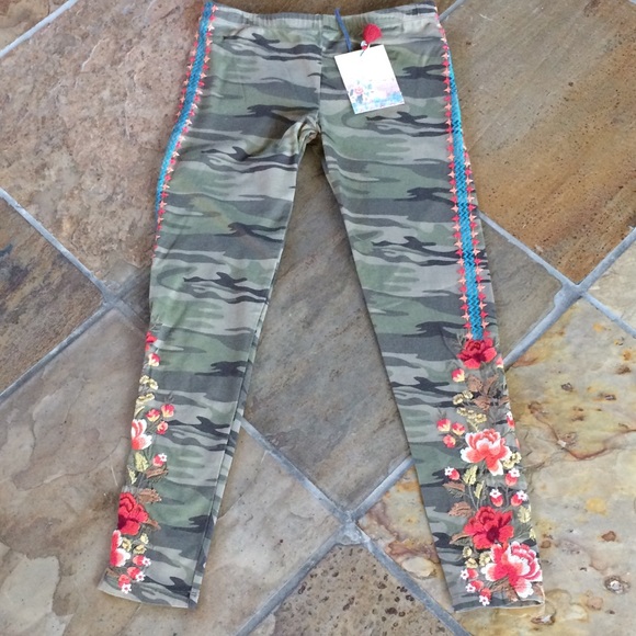 🍃💕NWT Johnny Was Embroidered Camo Legging - Picture 3 of 8